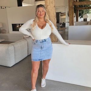 NEW In The Style CURVE CARYS WHITTAKER LIGHT BLUE STRETCH DENIM MINI SKIRT